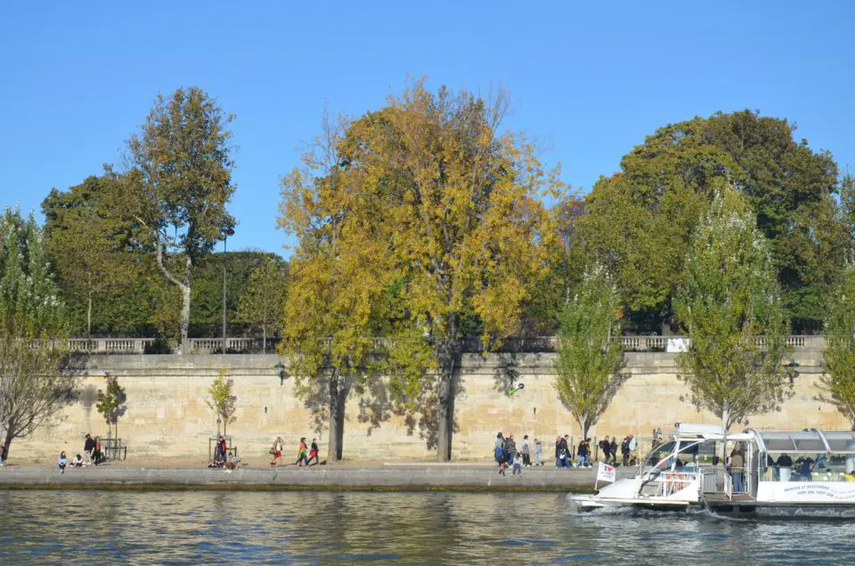 Unter Paris Reisetipps sind die Bootsfahrten auf der Seine zu erwähnen.