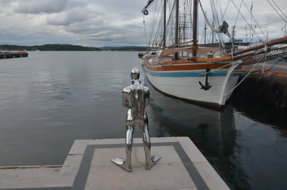Einer der Oslo Insidertipps könnte auch diese Skulptur im Hafen sein.