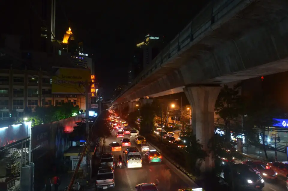 Unter Bangkok Hotel Tipps sind die Unterkünfte entlang der Sukhumvit Road zu nennen.