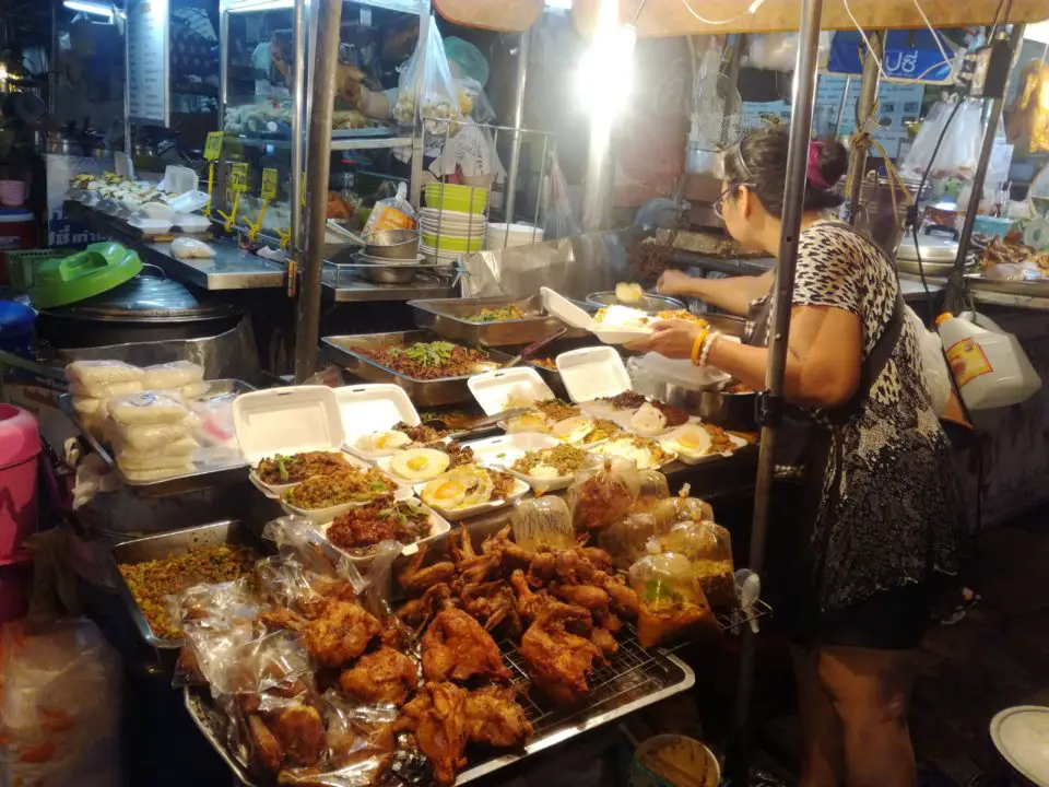 Zu Bangkok Hotel Tipps zählt Sathorn, wo es auch Streetfood gibt.