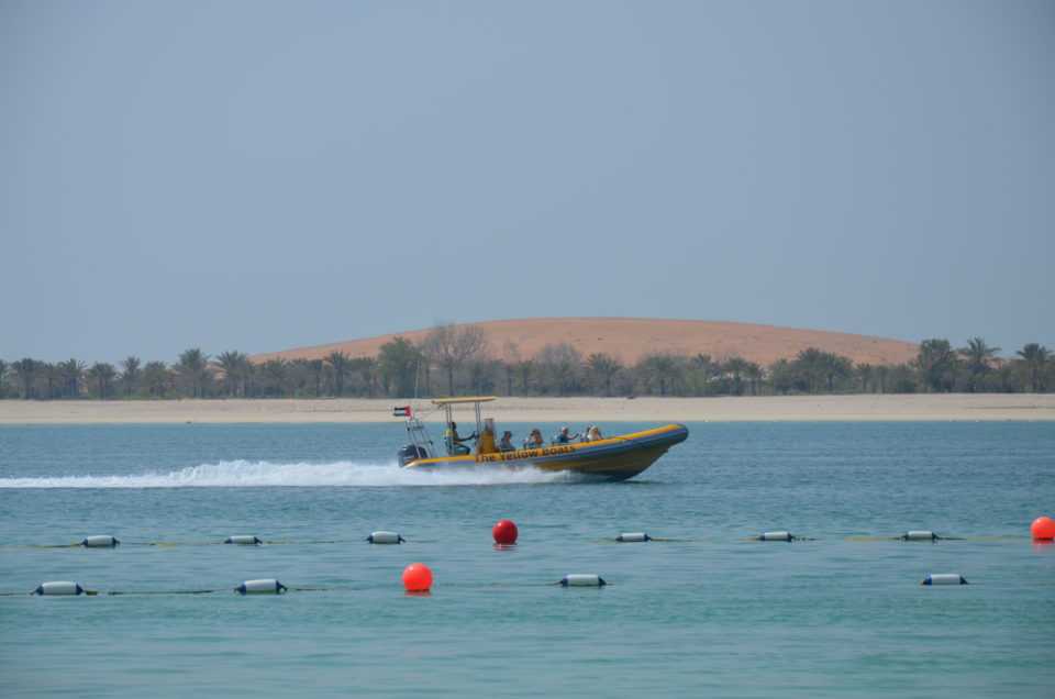 Unter meinen Dubai Geheimtipps nenne ich dir eine Speedboat-Tour entlang der Küste.