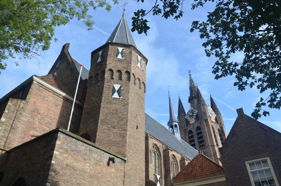 Zu den Delft Sehenswürdigkeiten zählen Prinsenhof und Oude Kerk.