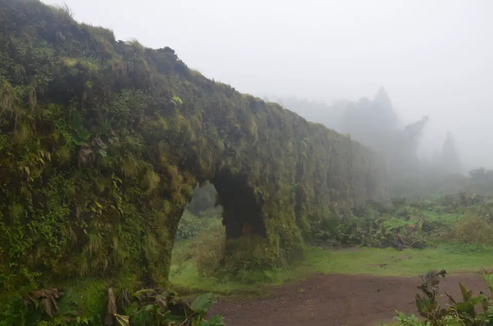 Eine der Sao Miguel Sehenswürdigkeiten ist das Aqueduto do Carvão.