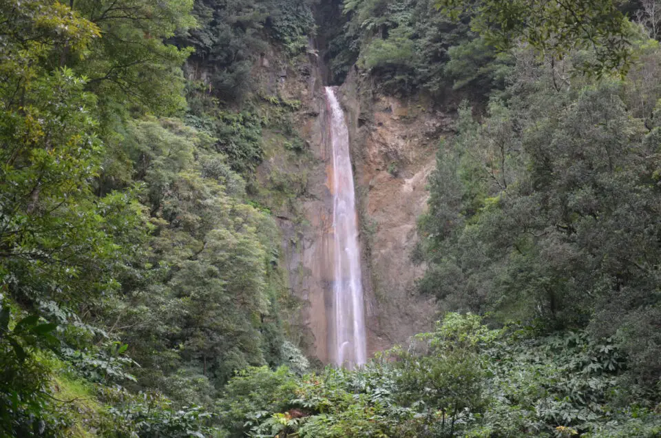 Zu den schönsten Orten auf Sao Miguel gehört der der Wasserfall Cascata da Ribeira Quente unweit von Furnas.