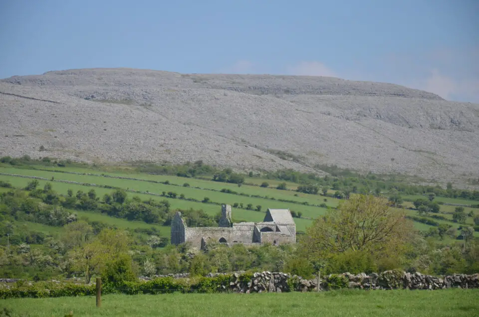 Einer der Irland Geheimtipps ist die Corcomroe Abbey.