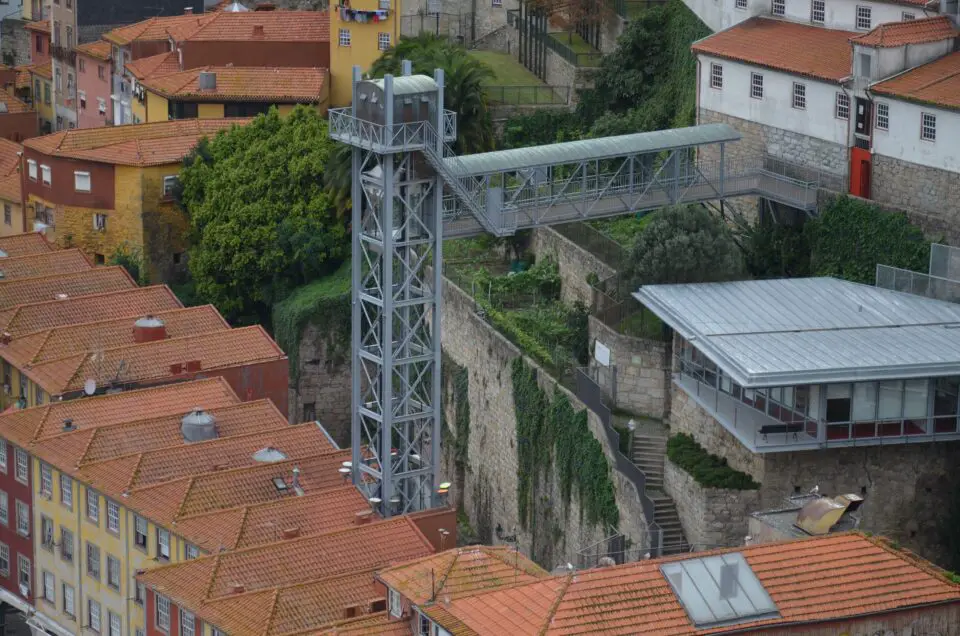 Unter Porto Insider Tipps ist der Elevador da Ribeira zu erwähnen.