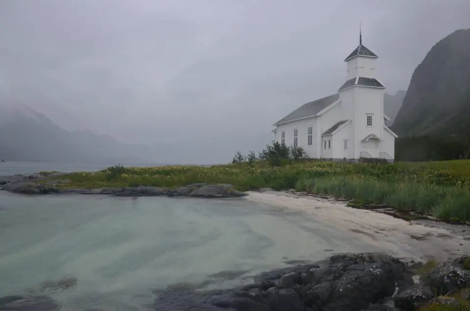 Zu Lofoten Geheimtipps gehören Orte auf Gimsøya rund um die Gimsøy Kirke.