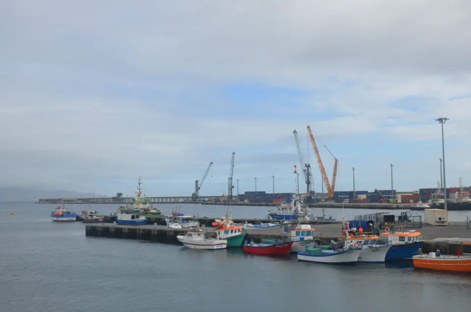 Zu meinen Ponta Delgada Tipps gehört ein Bummel am Hafen.