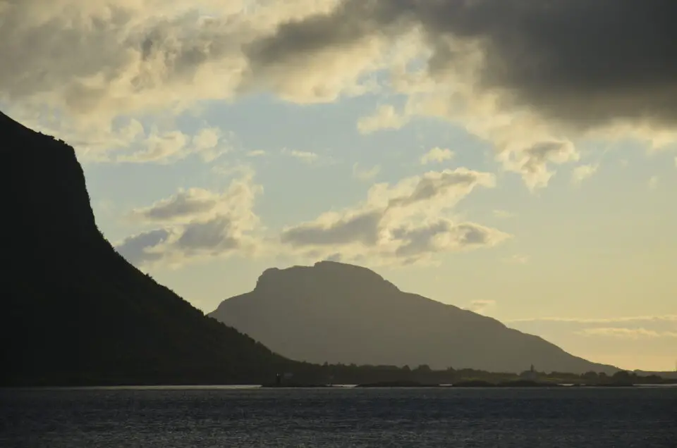 Nicht mehr ganz zu den Lofoten Geheimtipps gehört die Wanderung auf den Hoven.