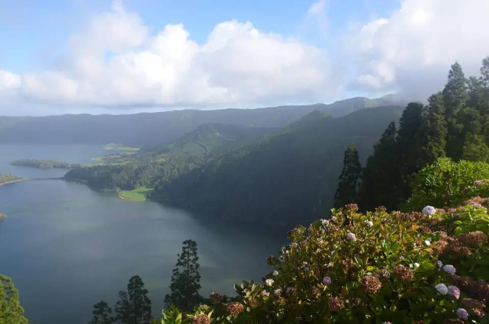 Unter Sao Miguel Sehenswürdigkeiten darf der Miradouro da Vista do Rei bei der Lagoa das Sete Cidades nicht fehlen.