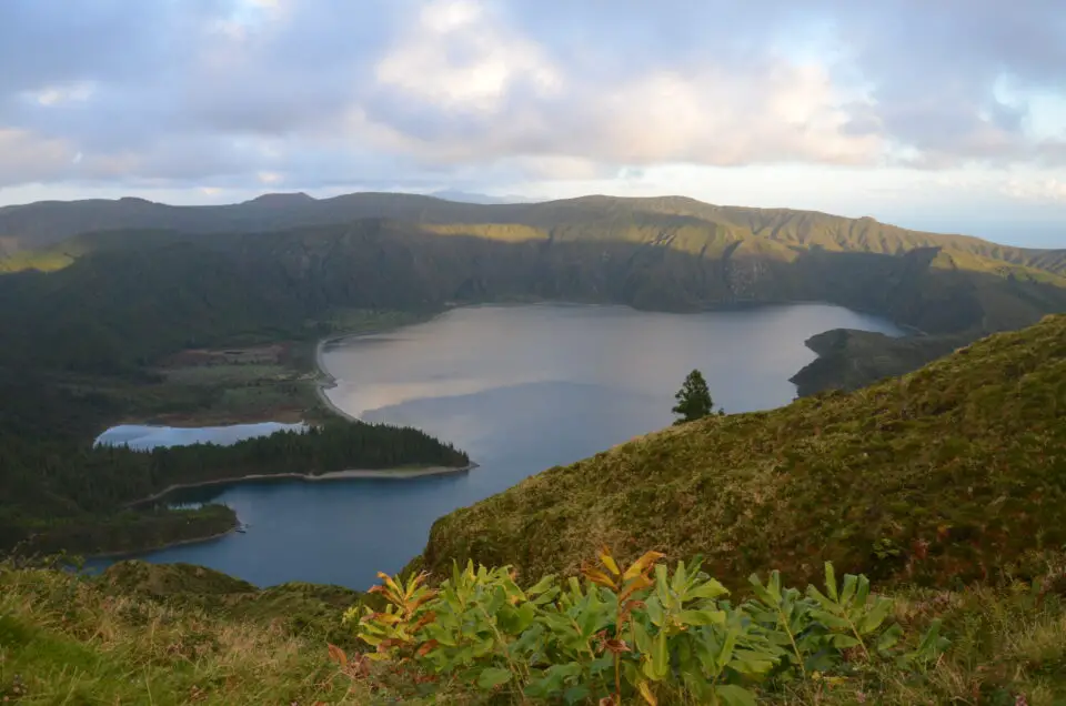 Bei Sao Miguel Sehenswürdigkeiten gehört die Lagoa do Fogo dazu.