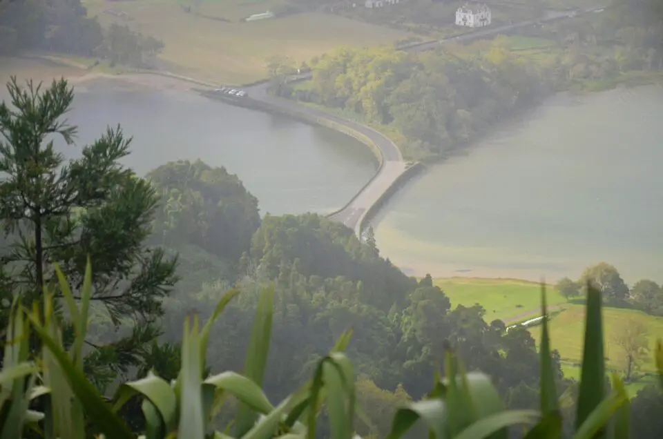 Zu den wichtigsten Sao Miguel Sehenswürdigkeiten zählt die Lagoa das Sete Cidades, die hier vom Miradouro Cerrado das Freiras zu sehen ist.