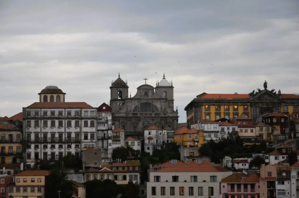 Zu den Porto Geheimtipps gehört das mittig zu sehende Mosteiro de São Bento da Vitória.