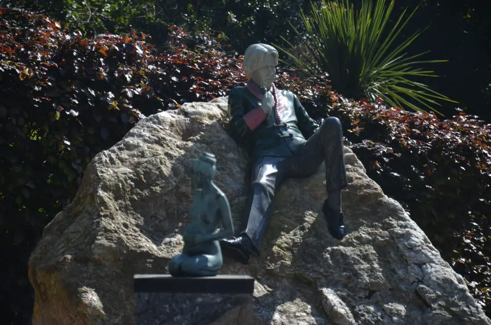 Zu den Dublin Sehenswürdigkeiten zählt das Oscar Wilde Monument im Merrion Square Park.