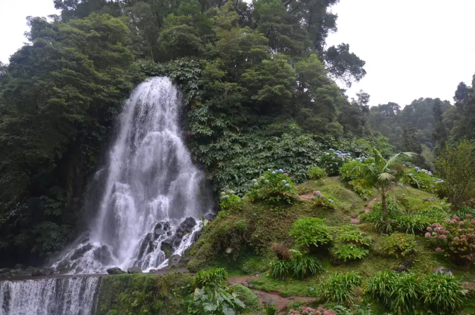 Sollte unter Sao Miguel Sehenswürdigkeiten genannt werden: der Parque Natural da Ribeira dos Caldeirões.