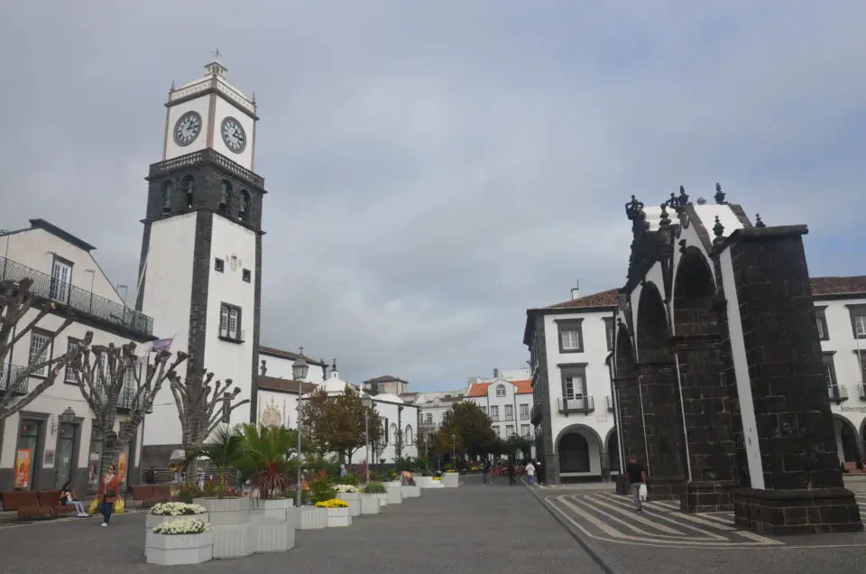 Zwei der wichtigsten Ponta Delgada Sehenswürdigkeiten: Igreja Matriz de São Sebastião und Portas da Cidade