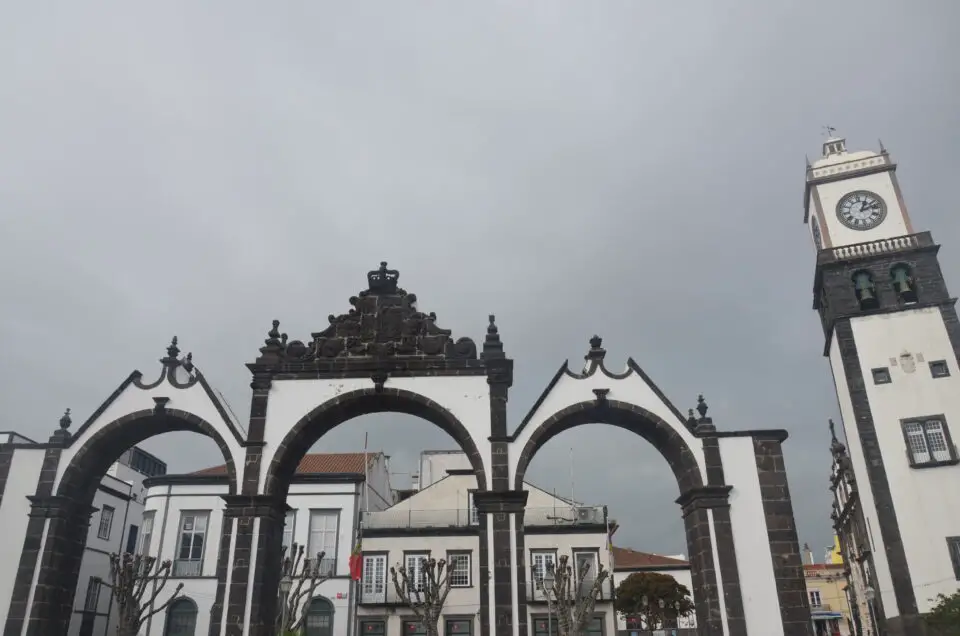 In einem Ponta Delgada Sehenswürdigkeiten Rundgang dürfen die Portas da Cidade nicht fehlen.