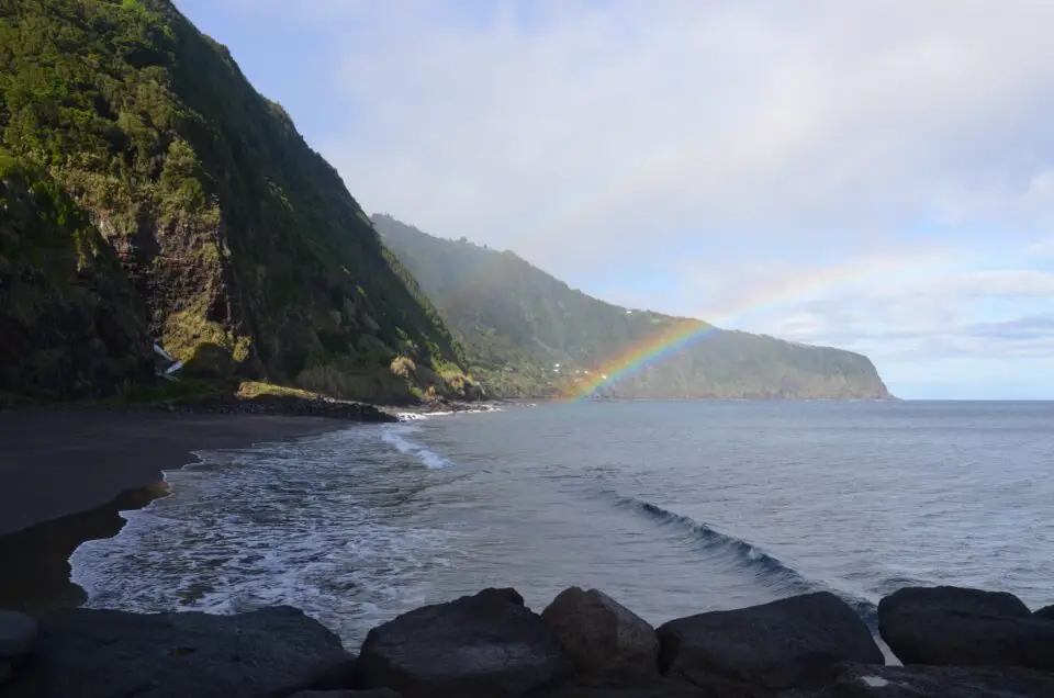 Zu Sao Miguel Geheimtipps gehört die Praia do Lombo Gordo.