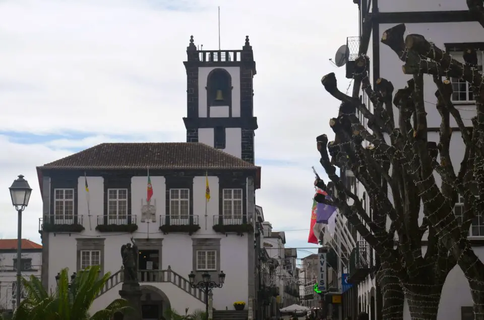 Ponta Delgada Sehenswürdigkeiten Rundgang: das Rathaus darf nicht fehlen.