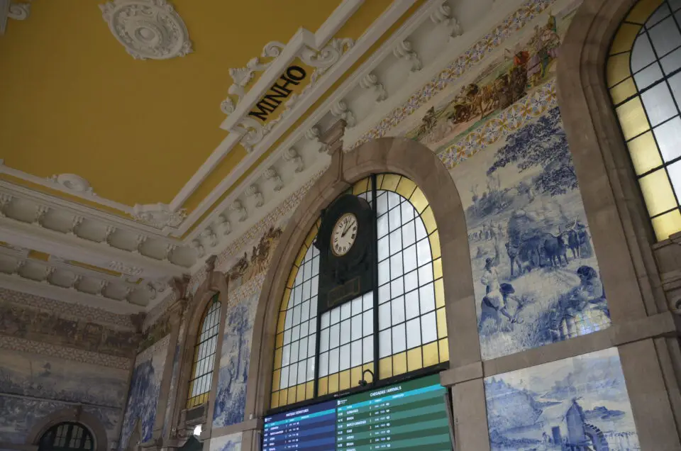 Porto Sehenswürdigkeiten Rundgang: Ganz am Anfang liegt der Bahnhof São Bento.