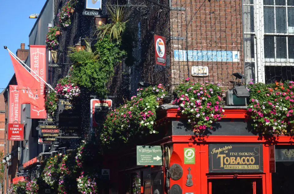 Einen Rundgang zu den Dublin Sehenswürdigkeiten kann man gut auch mit Reiseführern planen.