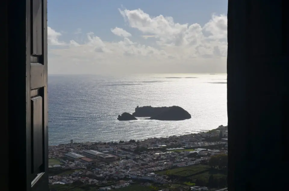 In meinen Ponta Delgada Tipps nenne ich Touren und Ausflüge wie nach Vila Franca do Campo.