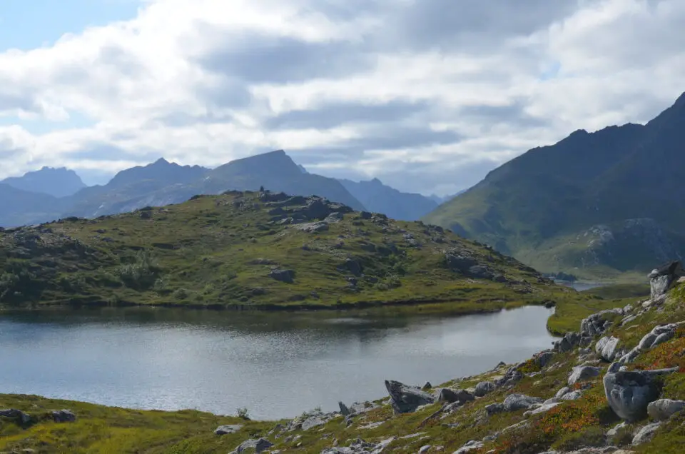 Zu Lofoten Insidertipps gehören Hinweise zu Wanderungen abseits der üblichen Pfade wie hier beim Offersøykammen.