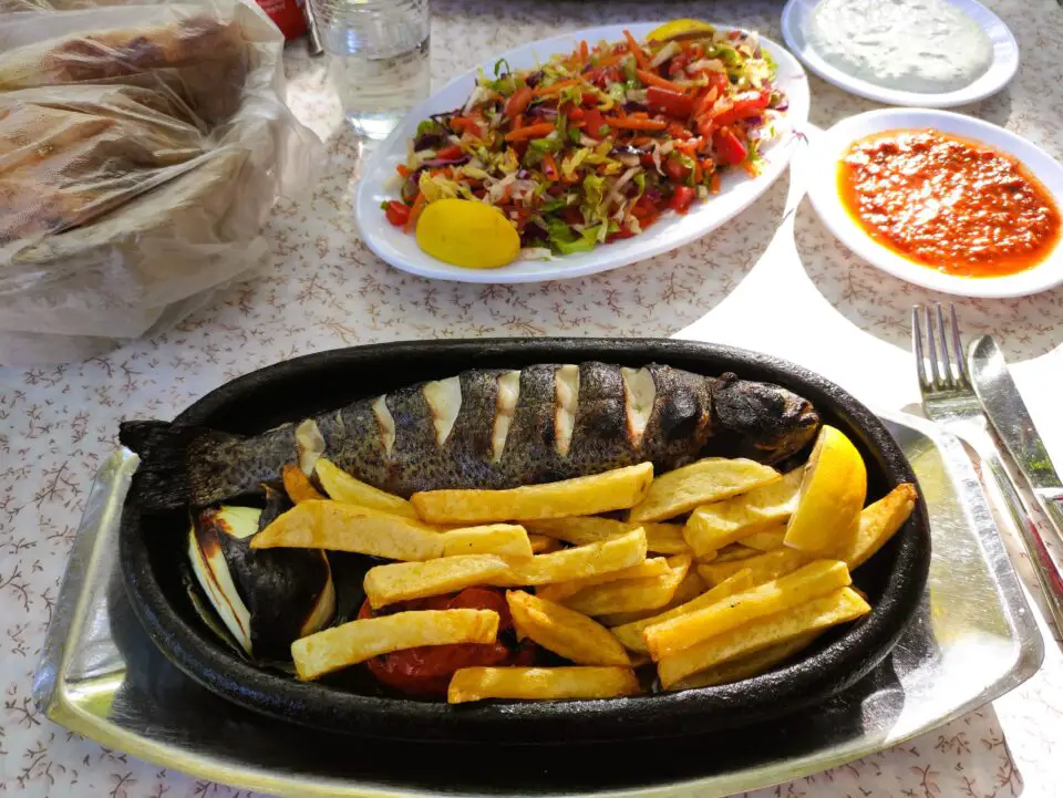 Zu den Antalya Geheimtipps gehören die Forellenlokale in Geyikbayırı bei Antalya.