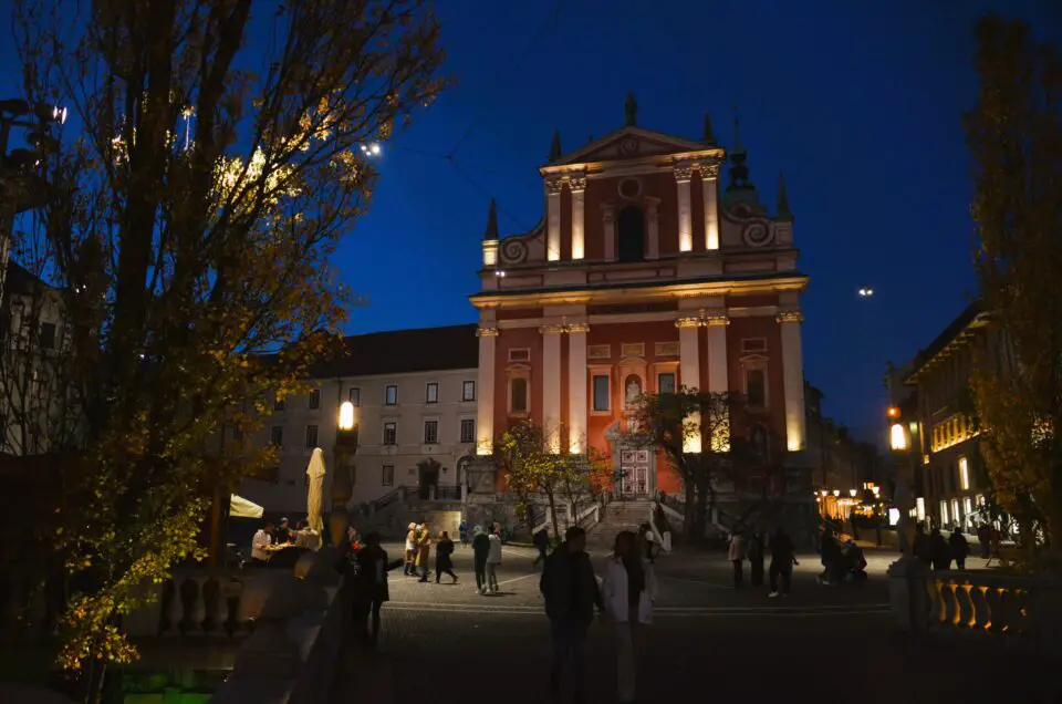 In meinen Ljubljana Geheimtipps gehe ich auf Optionen zur Anreise zum Prešerenplatz ein.