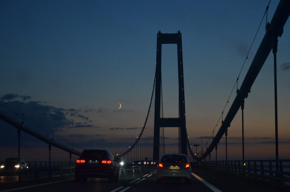 In meinen Kopenhagen Geheimtipps gehe ich auch auf Optionen zur Anreise wie über die Storebælt-Brücke ein.