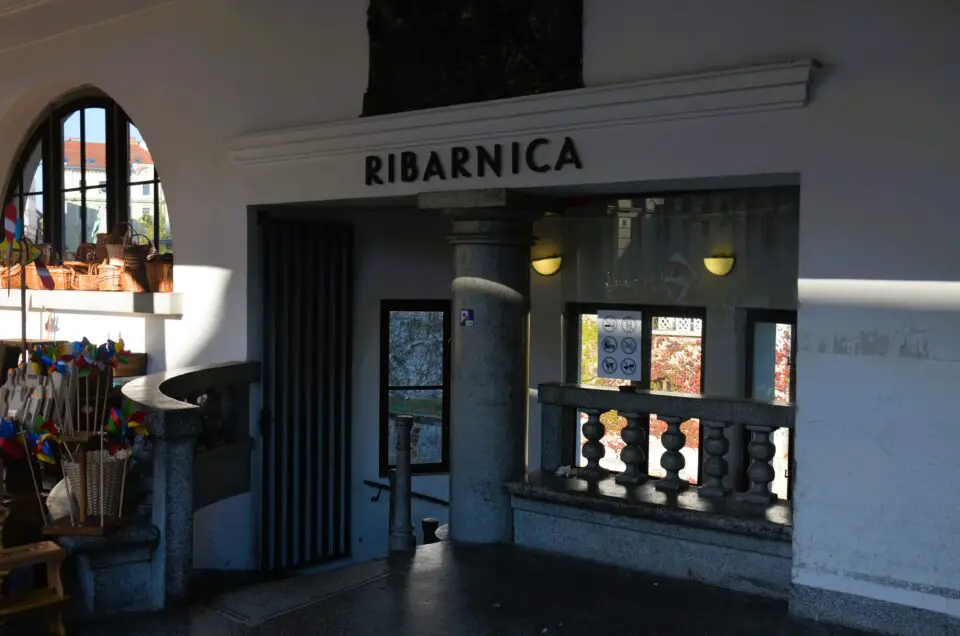 Zu meinen Ljubljana Geheimtipps gehört eine versteckte Sitzecke, die über die Treppe Ribarnica zu erreichen ist.