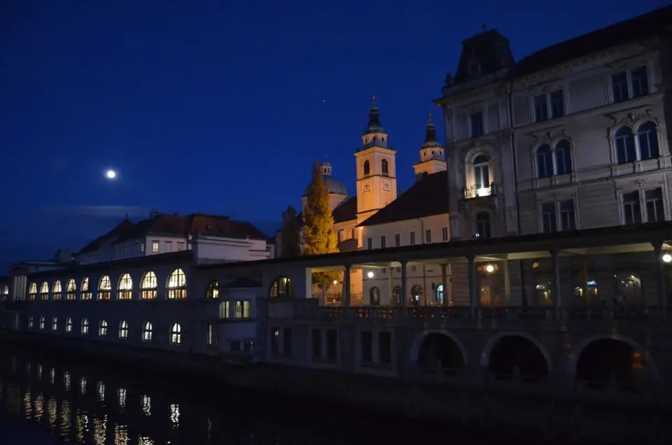 Unter Ljubljana Geheimtipps ist die versteckte Sitzecke am Fluss zu nennen.