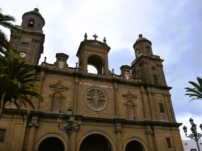 Las Palmas Stadtrundgang: Unter Las Palmas de Gran Canaria Sehenswürdigkeiten ist die Catedral de Canarias zu nennen.