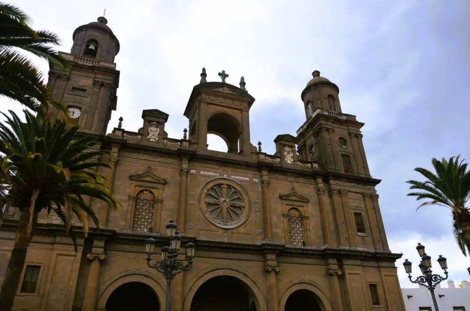 Las Palmas Stadtrundgang: Unter Las Palmas de Gran Canaria Sehenswürdigkeiten ist die Catedral de Canarias zu nennen.
